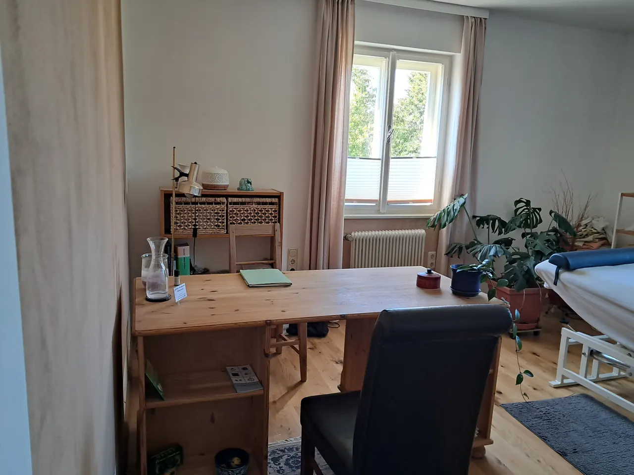 Massageliege mit frischen Handtüchern im Behandlungsraum