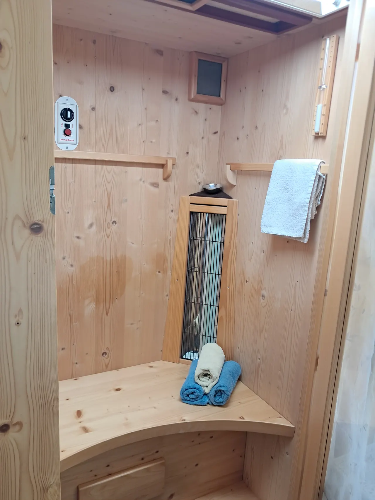 Blick in die geöffnete Infrarotkammer aus Holz